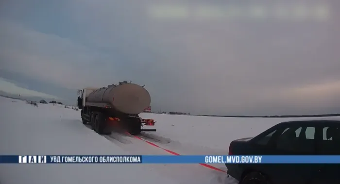 В Гомельском районе сотрудники ГАИ помогли водителю автомобиля, застрявшего в снегу 
